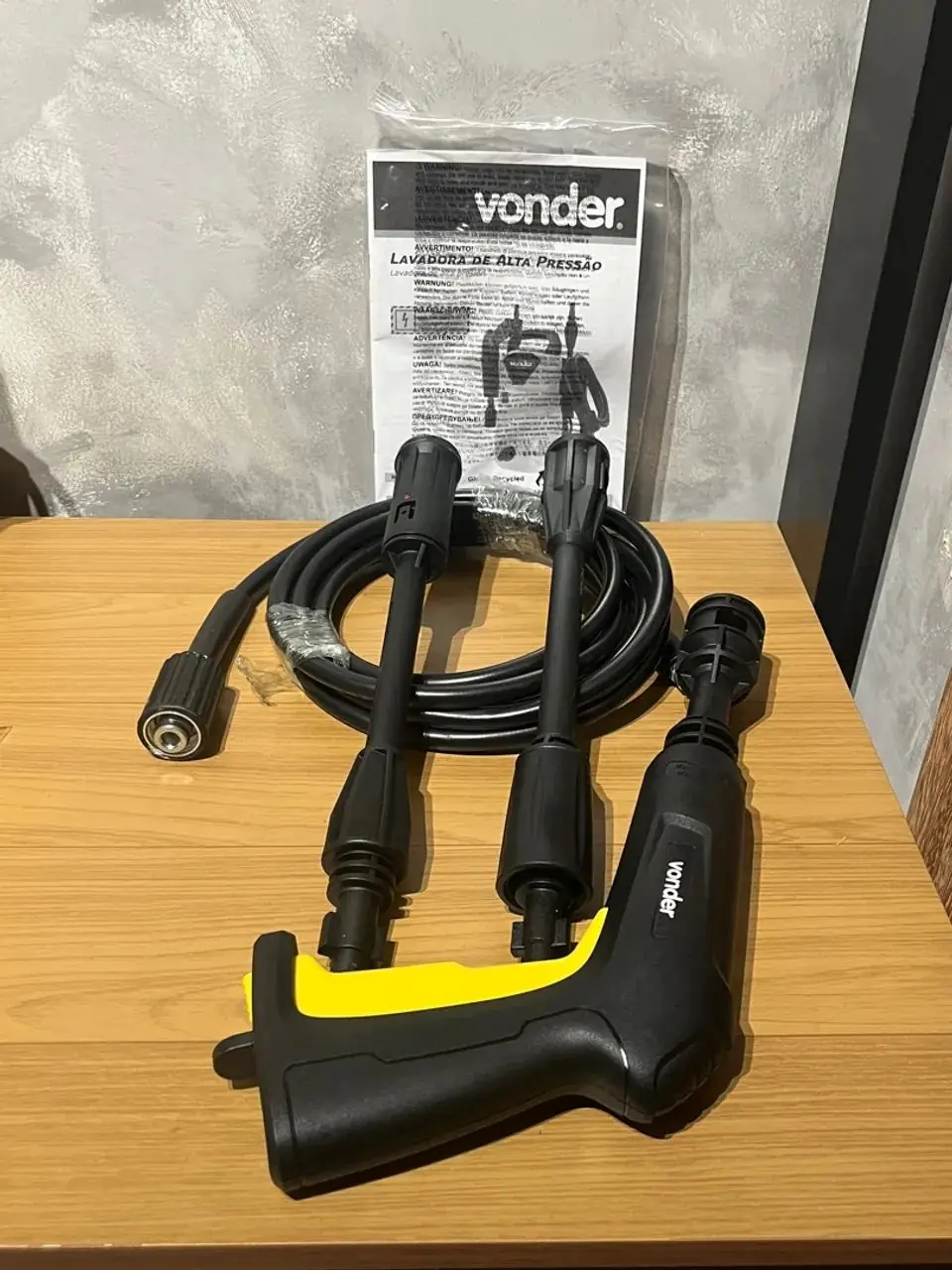 Foto enviada pelo cliente: pistola e acessórios da lavadora Vonder