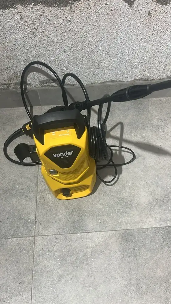 Foto enviada pelo cliente: lavadora Vonder LAV 1300 no quintal